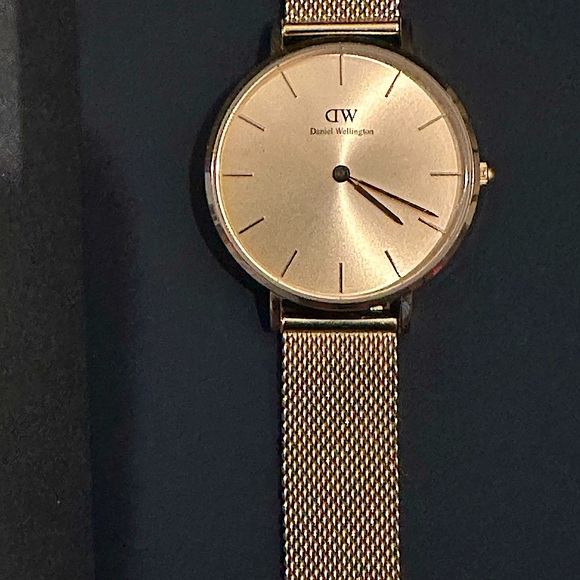 🕐 Great Condition 32mm Unitone Daniel Wellington Watch in Gold - Picture 3 of 11